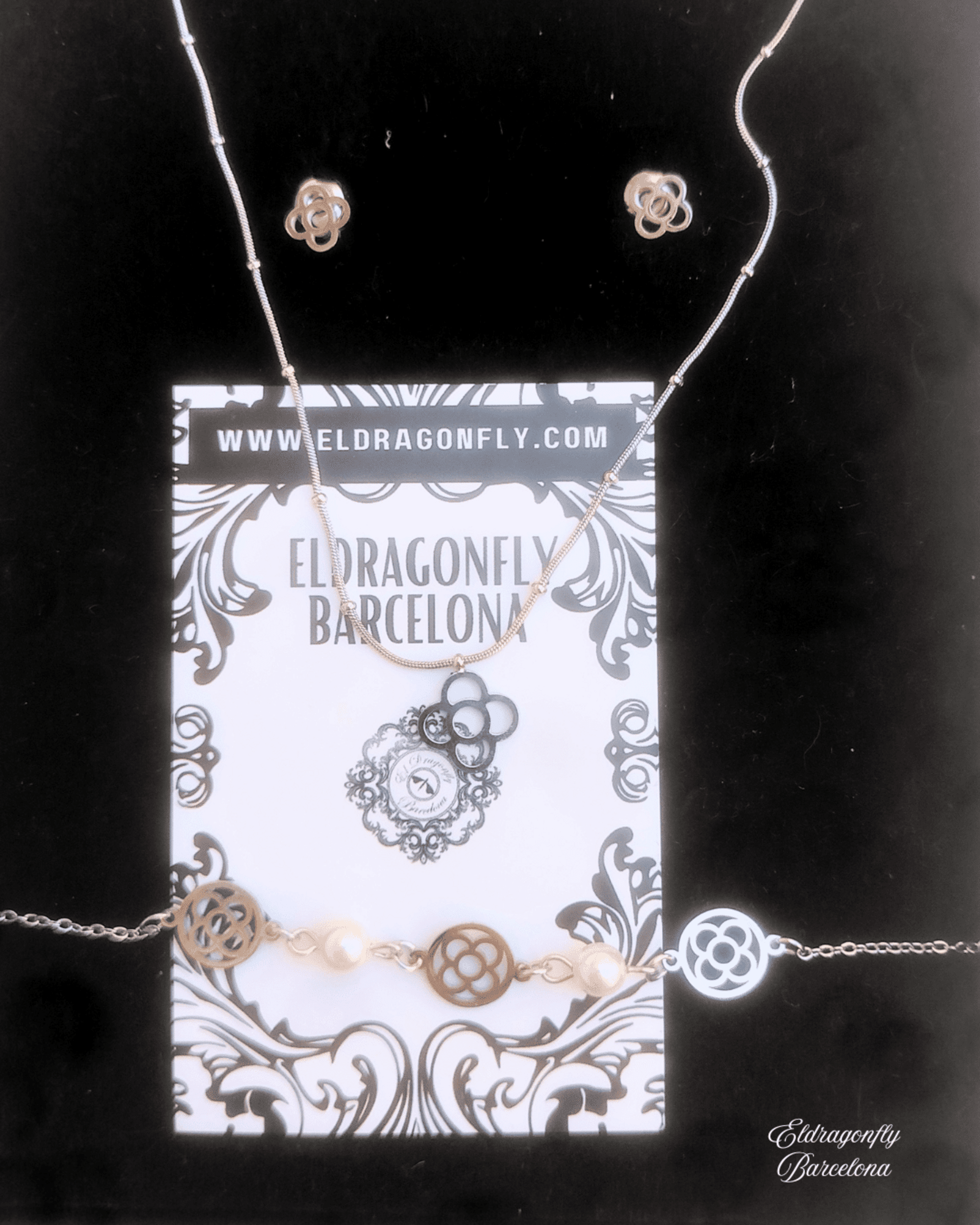 Conjunto Flor de Barcelona Plateado – Pendientes, Collar y Pulsera Triple - 1