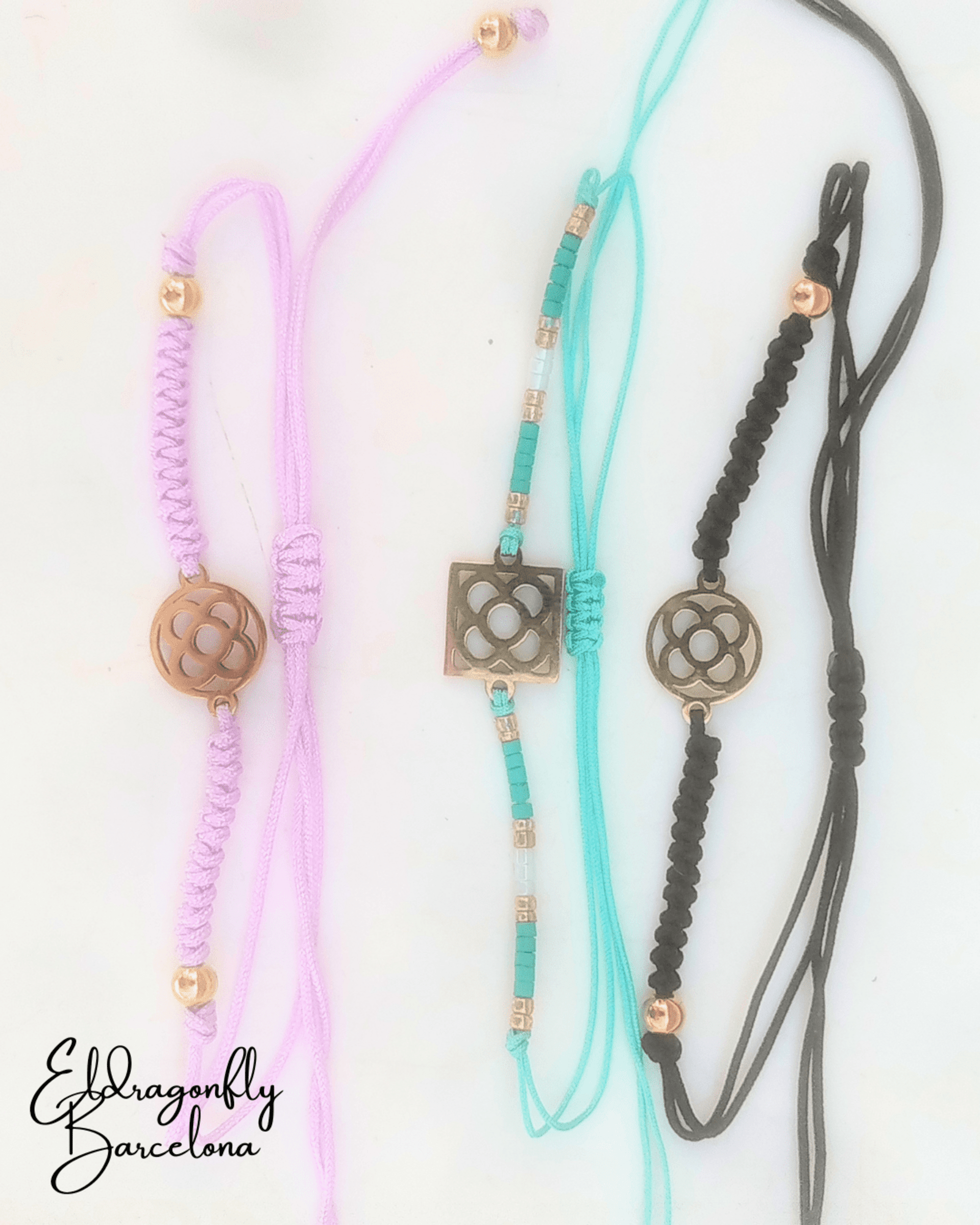 Set de 3 Pulseras Ajustables Flor de Barcelona y Piñón Dorado – Amistad - 1