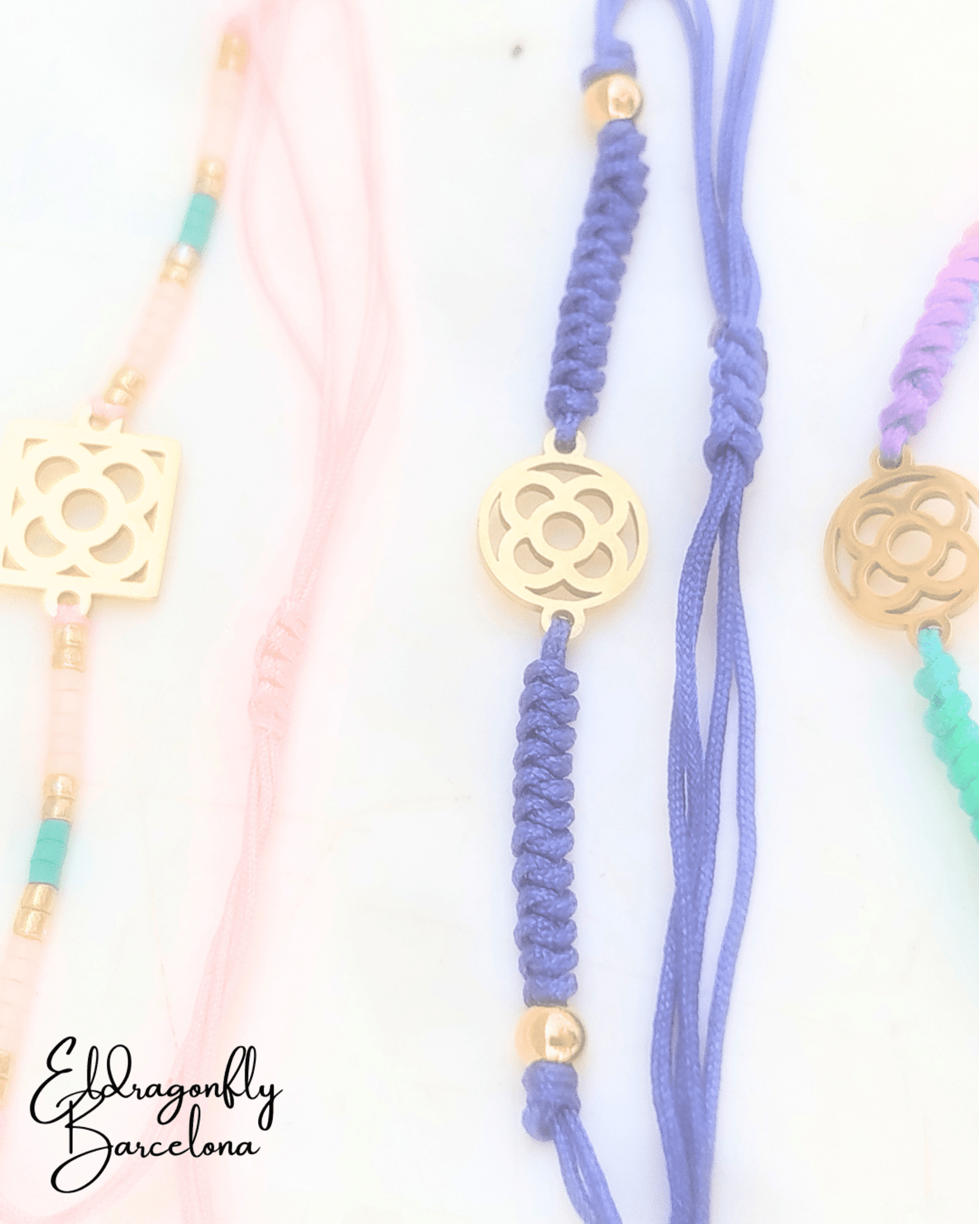 Set de 3 Pulseras Ajustables Flor de Barcelona y Piñón Dorado – Amistad - 3
