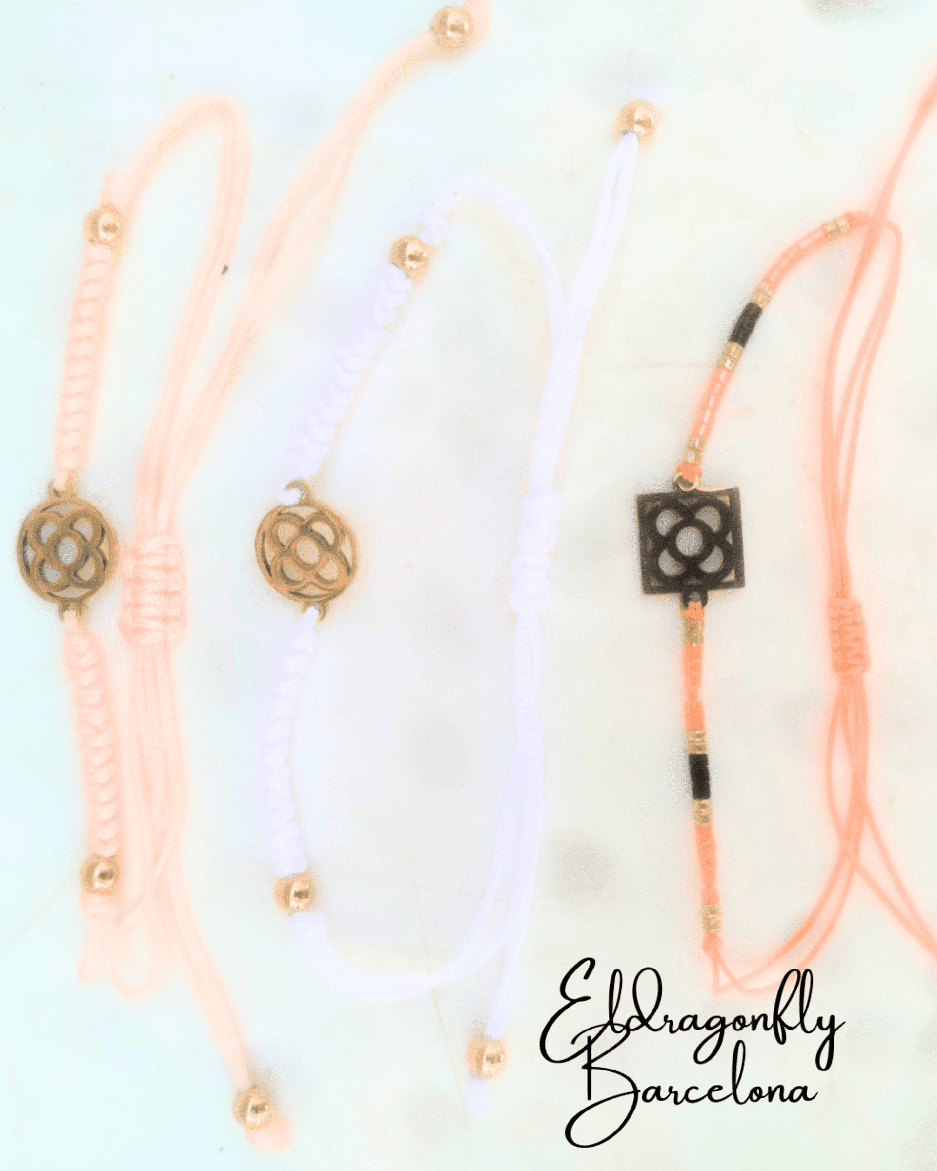 Set de 3 Pulseras Ajustables Flor de Barcelona y Piñón Dorado – Amistad - 2